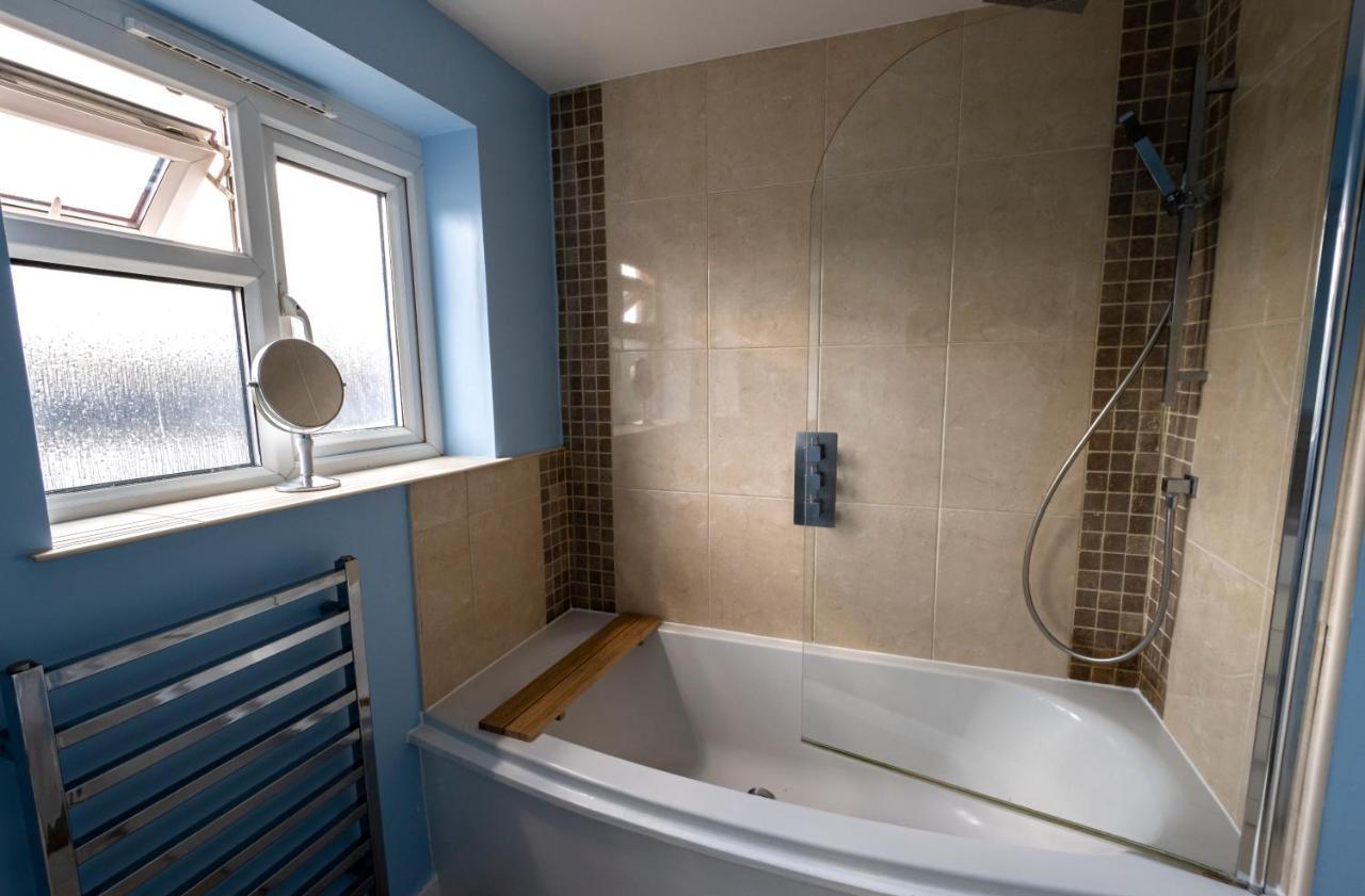 Immaculate 2-Bed Apartment In Isleworth By River Exterior foto